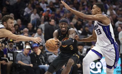 De’Aaron Fox’s return sparks Kings to 132-120 victory over Cavs as Mike Brown earns 400th win